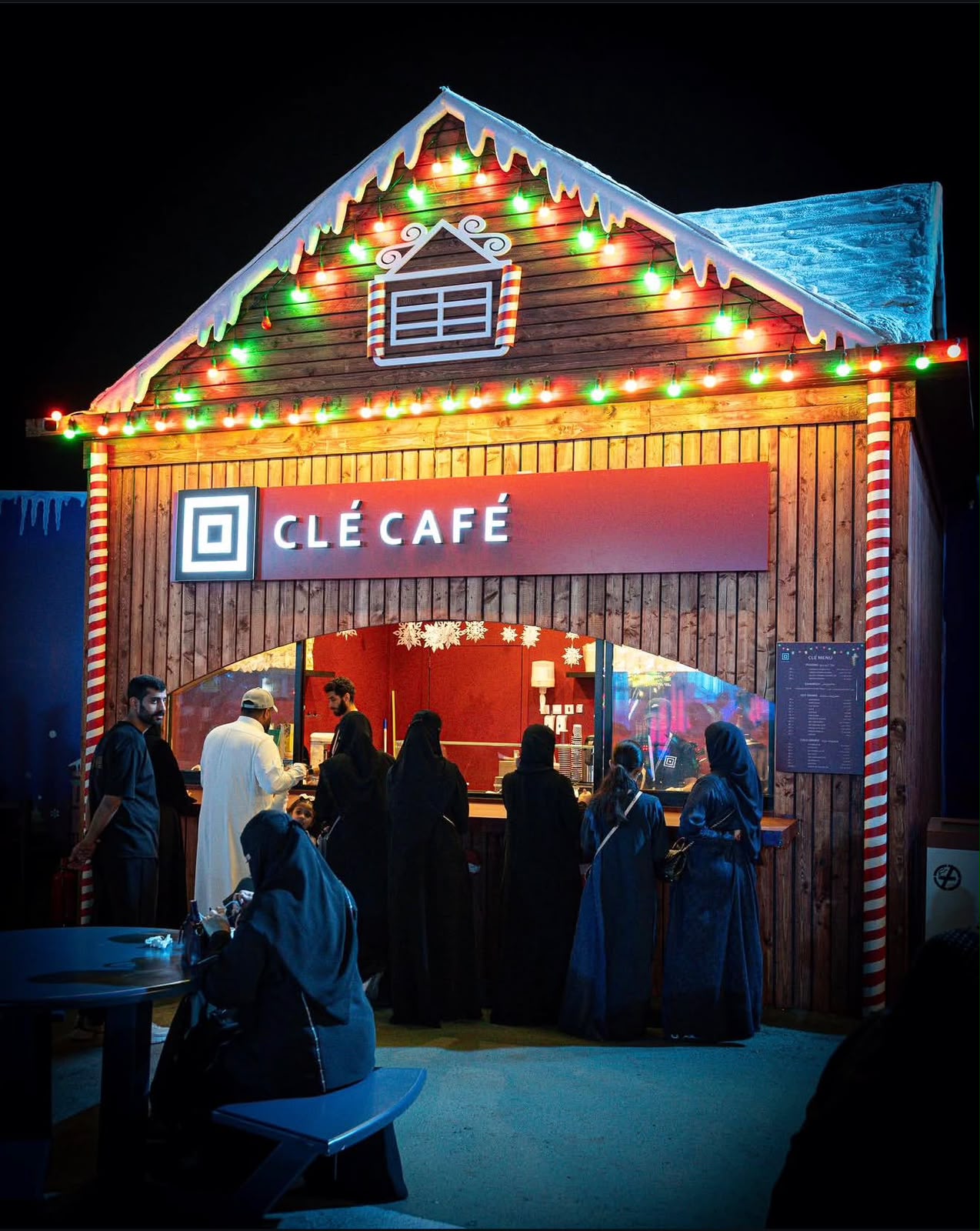 نموذج مفاهيمي لموقع CLÉ CAFÉ بفيديو سينمائي يتحرك مع التمرير